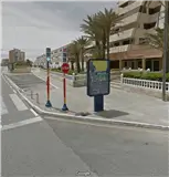 Mupi en la entrada de la urbanización Las Pirámides, en la Gran Vía de La Manga del Mar Menor